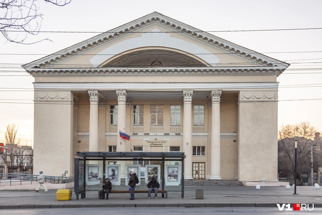 Пока «Родина» всё еще остается в традиционном цвете сталинского ампира | Источник: Константин Завриков / V1.RU