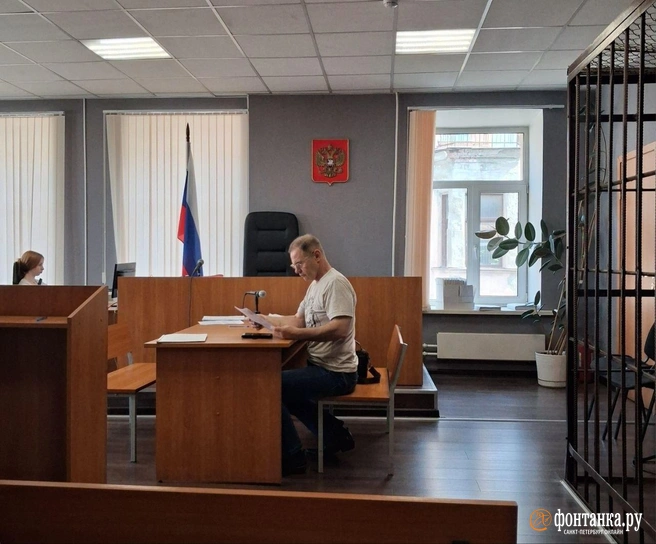Радион Эсмедляев изучает протоколы, составленные на него | Источник: Анна Мотовилова / FONTANKA.RU