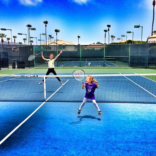 Алина и Моника на занятиях теннисом