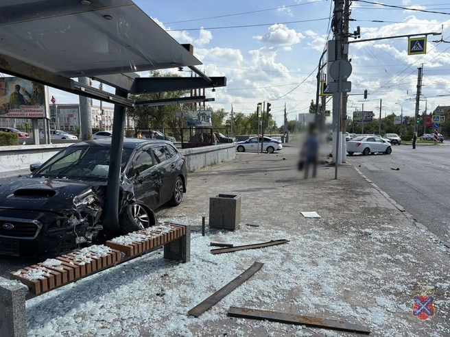Водителю Subaru медики оказали помощь на месте ДТП | Источник: ГУ МВД России по Волгоградской области
