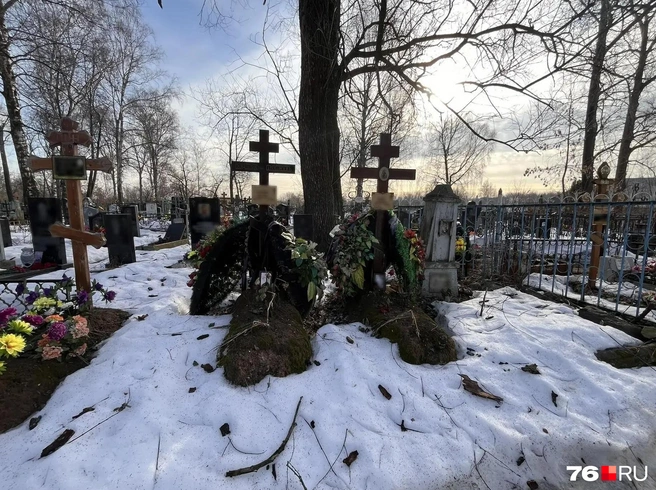 Захоронения на кладбище расположены вплотную друг к другу | Источник: Кристина Геворкян / 76.RU