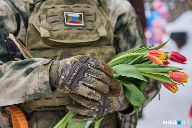 Бойцы подарили сибирячкам сотни тюльпанов, а затем пойдут поздравлять и своих близких | Источник: Александр Ощепков / NGS.RU