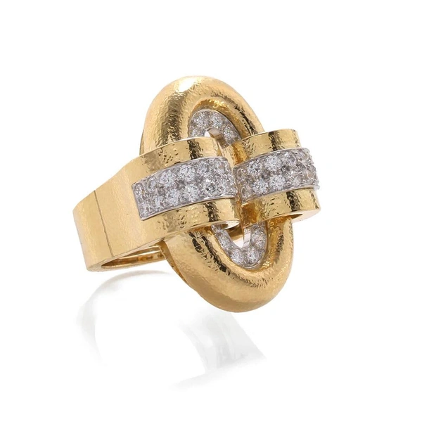 David Webb Small Oval Buckle Gold Ring ($19&nbsp;800, прим. 1&nbsp;550&nbsp;000 руб.)