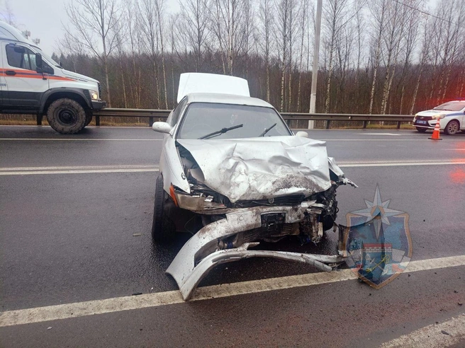 Капот всмятку: две легковушки столкнулись на пересечении М-10 и А-120 в Тосненском районе  | Источник: Аварийно-спасательная служба ЛО