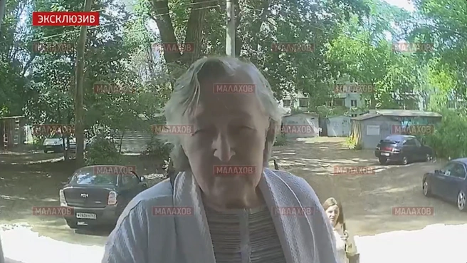 Таисию заметили гуляющей по двору  | Источник: Малахов