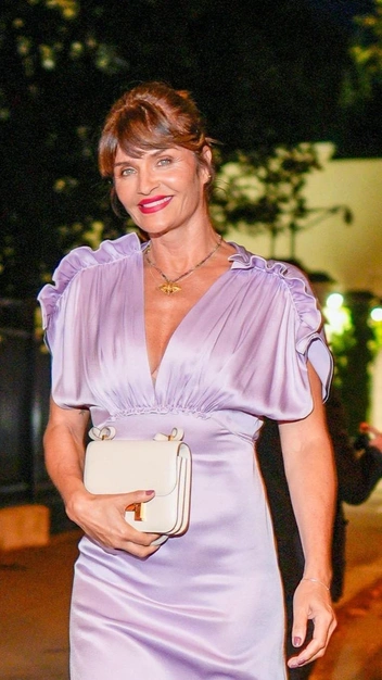 Хелена Кристенсен бесподобна в сиреневом платье — этот оттенок сделает вас моложе и ярче | marieclaire.ru