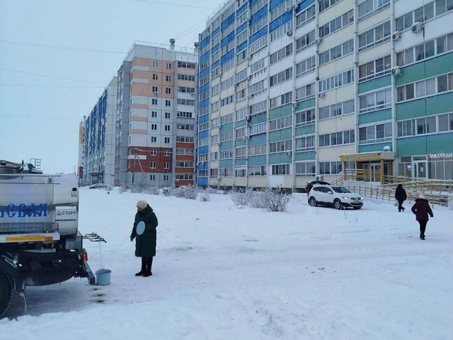 Раздачу питьевой воды из бочек в Чурилово организовали утром 20 января. | Источник: МУП «ПОВВ»