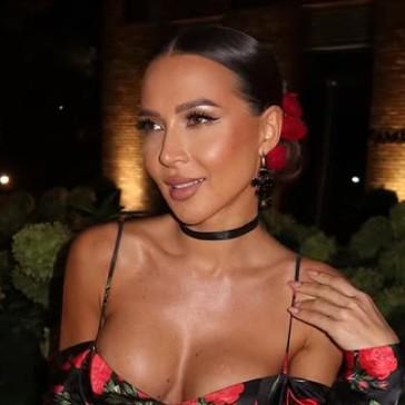 Лерчек, которая на шестом месяце беременности, приехала в суд со своим избранником-иностранцем — видео