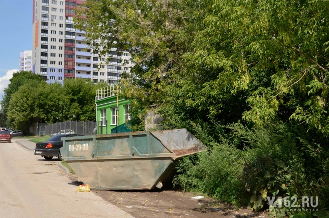 Контейнер у чужой высотки