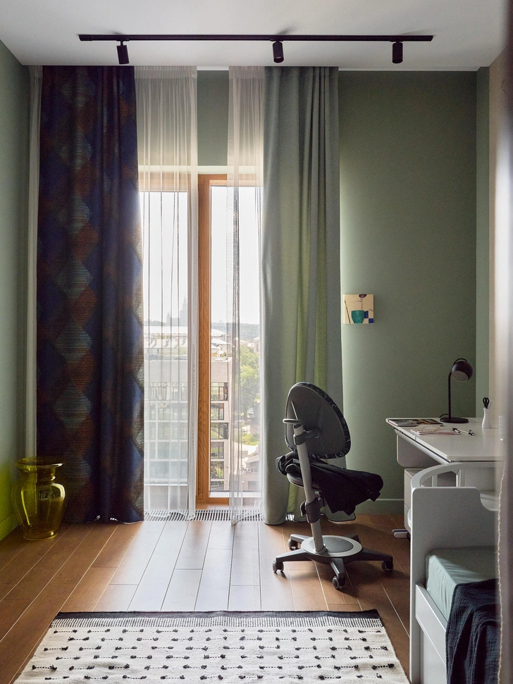 Столик, Kartell. Шторы из ткани Soho cut. | Источник: Ник Руденко. Стиль: Людмила Кришталева, Елена Середа 