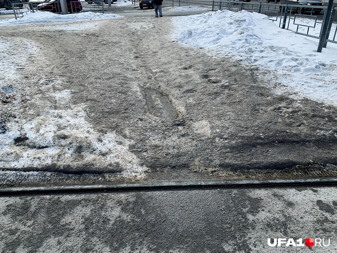 Выход на аллею бульвара тоже ледяной | Источник: Андрей Бирюков / UFA1.RU