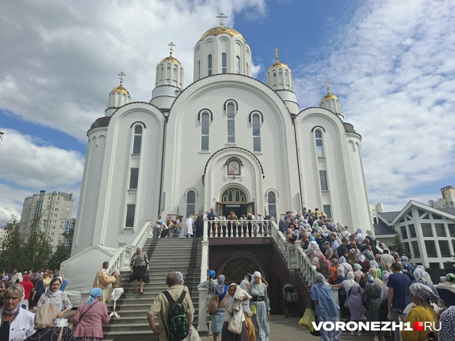 Перед продолжением хода на входе в храм можно было поклониться иконам | Источник: Алена Воропаева / Voronezh1.ru