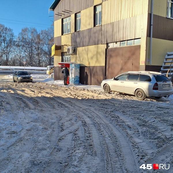 Проезд между домами № 1 и № 2 во втором микрорайоне оказался нечищеным | Источник: Александр Лисихин / 45.RU