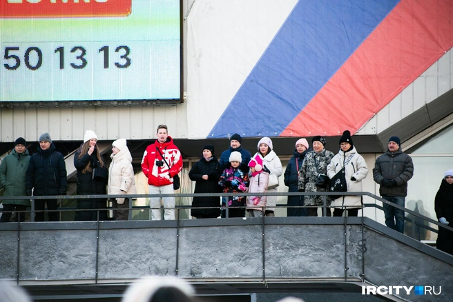 Кто-то ради того, чтобы лучше всё рассмотреть, нашел точку наблюдения повыше | Источник: Ксения Филимонова / «ИрСити»