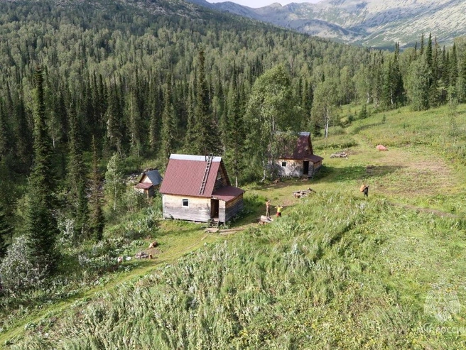Спасатели прибыли за туристом на вертолёте | Источник: ГУ МЧС России по Республике Хакасия