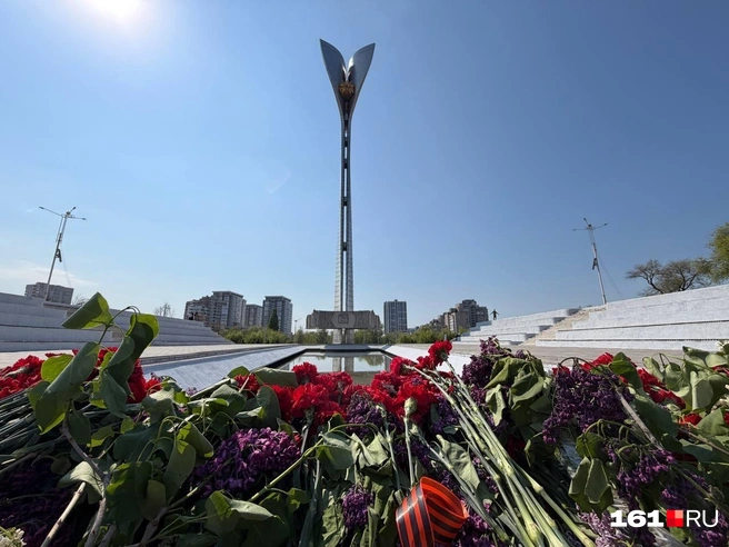 Ростовчане кладут сюда цветы, отдавая дань памяти погибшим воинам | Источник: Евгений Вдовин / 161.RU