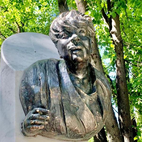 Теперь Волчек похожа на себя: на Новодевичьем кладбище сменили неузнаваемый памятник режиссера на новый