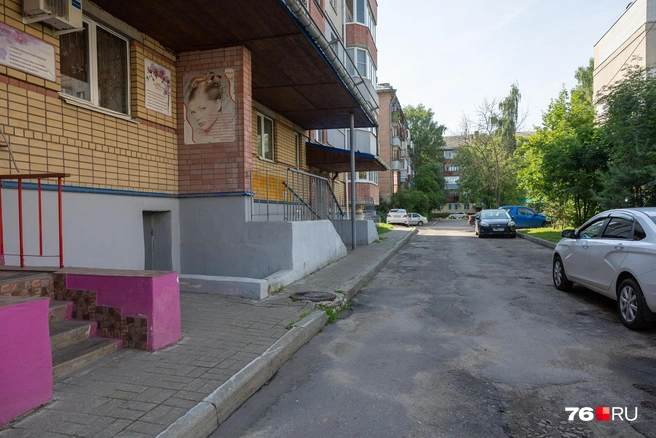 Парни решили уйти в другой двор | Источник: Александр Куренной / 76.RU