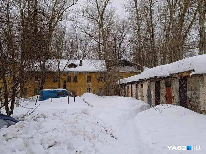 В доме на Предзаводской под тяжестью тающего снега обрушилась крыша | Источник: Светлана Коновалова / YA62.RU