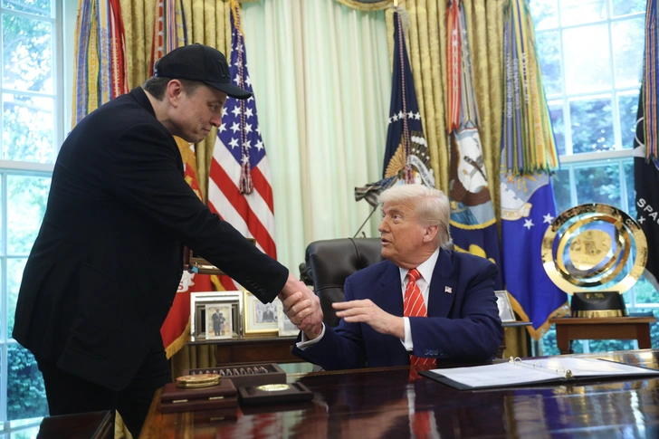Илон Маск и Дональд Трамп в Овальном кабинете Белого дома, 30 мая 2025 года | Источник: MediaPunch via Legion Media