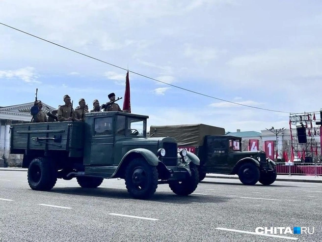 В грузовиках проехали люди в исторической форме | Источник: CHITA.RU