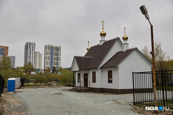 Недалеко от парка, в районе дома на улице Адриена Лежена, 15, появился приход храма святителя Тихона. Здание разместили на месте спортивной площадки | Источник: Александр Ощепков / NGS.RU