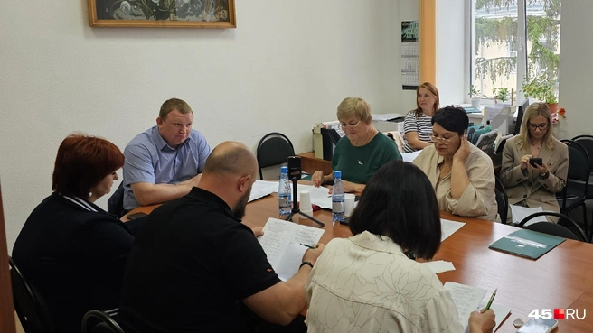 На постоянной депутатской комиссии по социальной политики гордумы обсуждали вопрос готовности школ к учебному году | Источник: Дарья Никитченко / 45.RU
