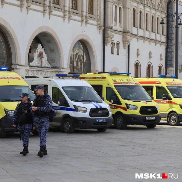 К станции «Комсомольская» съехались сразу несколько карет скорой помощи | Источник: Артем Устюжанин / MSK1.RU