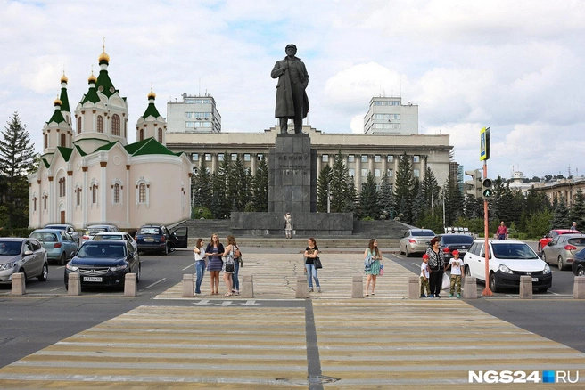 Один вид на храм спасет, наверное, краевых чиновников от греховных мыслей. К тому же когда-то на месте краевой администрации стоял собор. | ngs24.ru