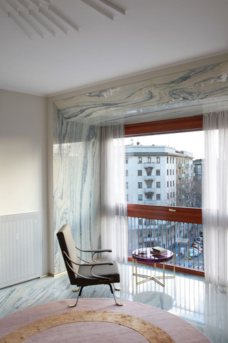 Переливы мрамора: необычный интерьер миланской квартиры (фото 3.2)