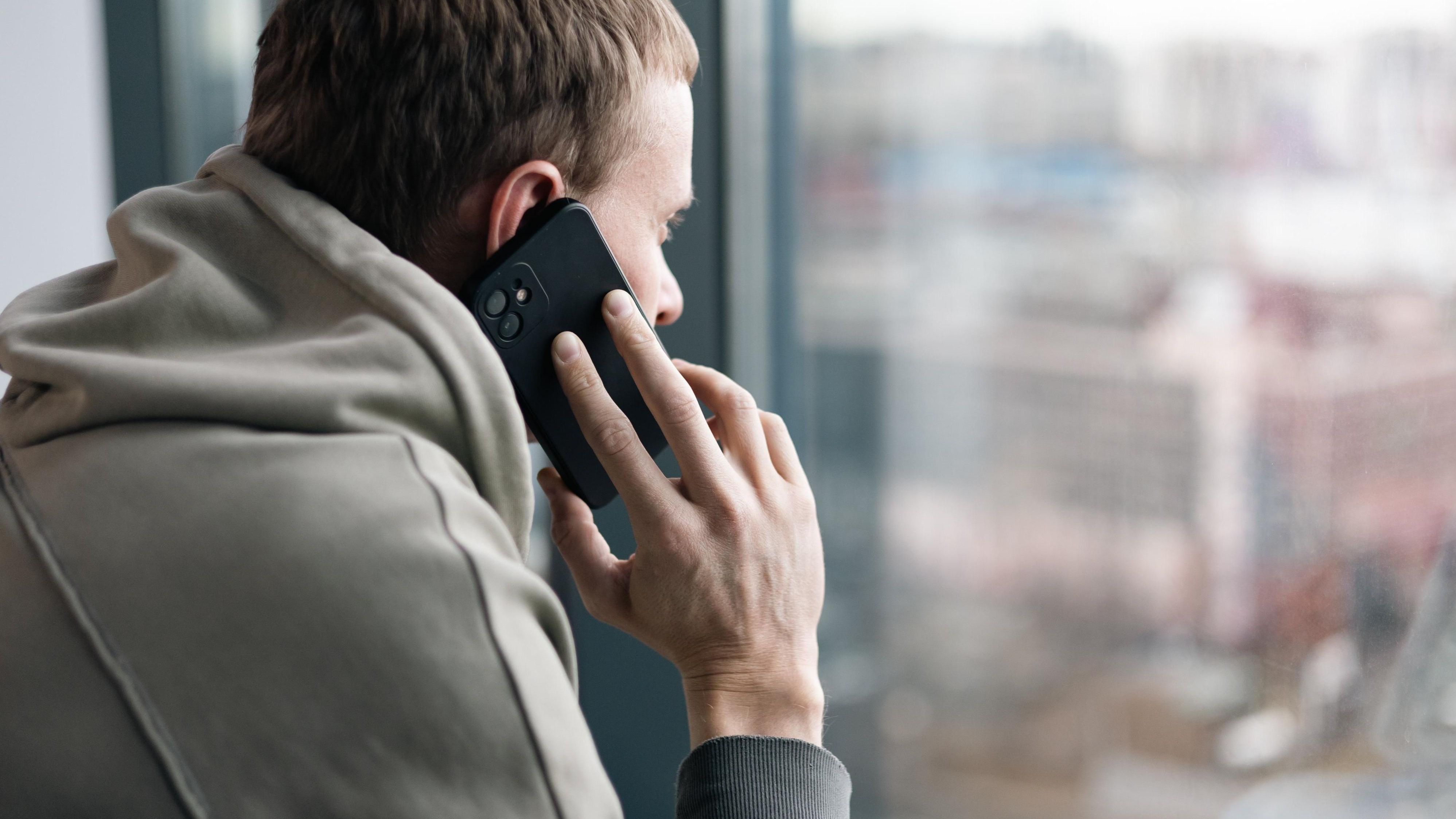 Вместо учебы угрозы: мошенники придумали новую схему обмана — как она работает 