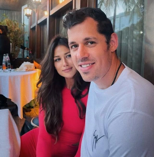 «Так, как ухаживал за мной Женя, не ухаживал никто и никогда. Это не то что верх романтики, я даже не слышала историй, что так можно. При этом он — стопроцентный брутал. С драками то же самое, с виду он спокойный, уравновешенный, но вспыхивает как спичка. К тому же у него очень развито чувство собственного мужского достоинства», — рассуждала телеведущая несколько лет назад