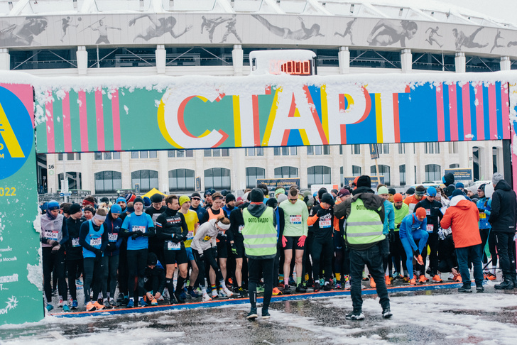 Московский полумарафон апрель. Забег апрель 2022. Зимний забег в Лужниках. Футболка забег апрель. Забег Калининград апрель.