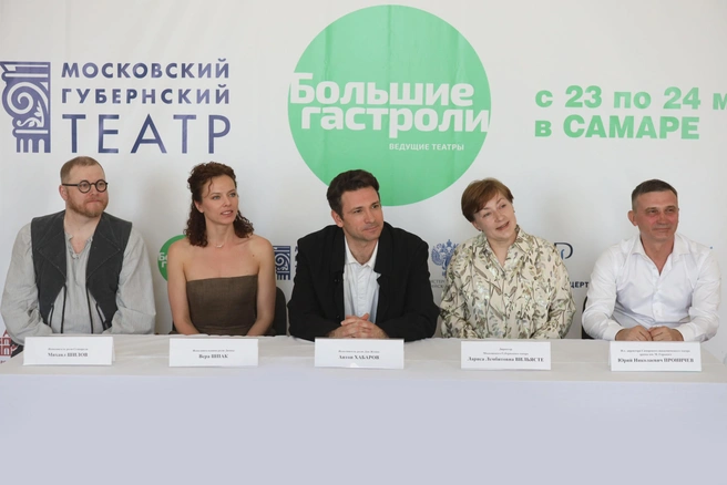 Таблички с именами говорят сами за себя&nbsp;(если вдруг кто-то не узнал участников пресс-конференции) | Источник: Евгения Смирнова / Самарский академический театр драмы