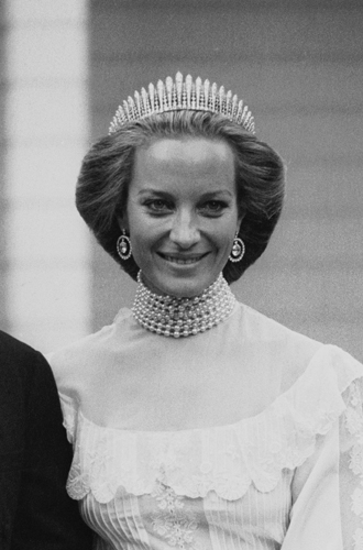 Принцесса Майкл КентскаяДо того, как войти в британскую королевскую семью, Мария-Кристина, дочь барона фон Рейбница, уже побывала замужем. От аристократического прошлого ее семьи у девушки остались только амбиции, так что, когда принц Майкл Кентский сделал ей предложение, ей пришлось выбрать фамильную тиару именно из коллекции Виндзоров. Выбор пал на уже известное нам украшение от мэра и города Лондона, в котором ранее выходила замуж ее золовка. Сегодня, к слову, тиара находится в собственности семьи младших Кентских.