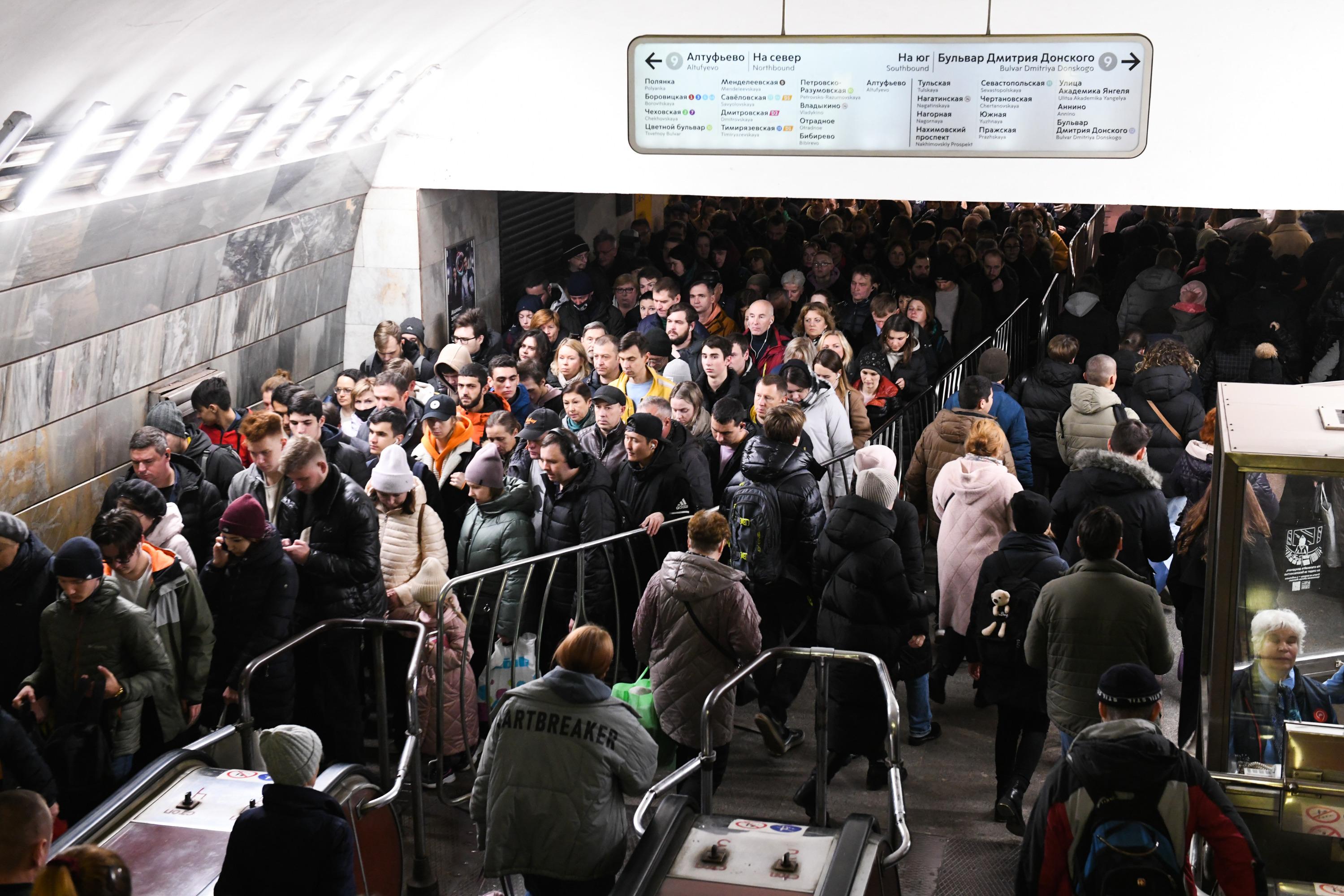 Московское метро. Москва люди. Самые загруженные станции метро Москвы в час пик. Поток людей в метро Москвы в день.
