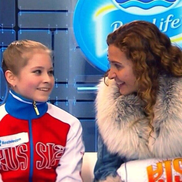 Юлия вместе с тренером Этери Тутберидзе | Источник: sunnylipnitskaya / Instagram.com*