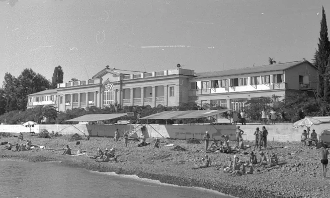 Морской корпус санатория «Лазаревское», 1975 год | Источник: pastvu.com