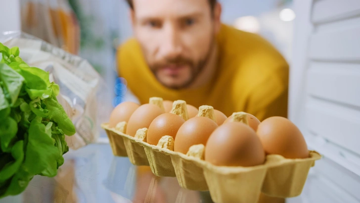 Это опасно: 7 продуктов, которые нельзя хранить в дверце холодильника | Источник: Shutterstock/Fotodom.ru