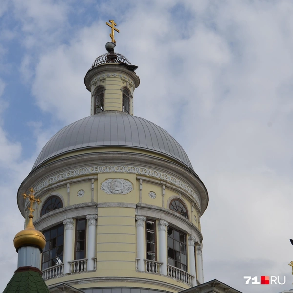 Видно часть кровли, которая осталась на куполе | Источник: Максим Улитов / 71.RU