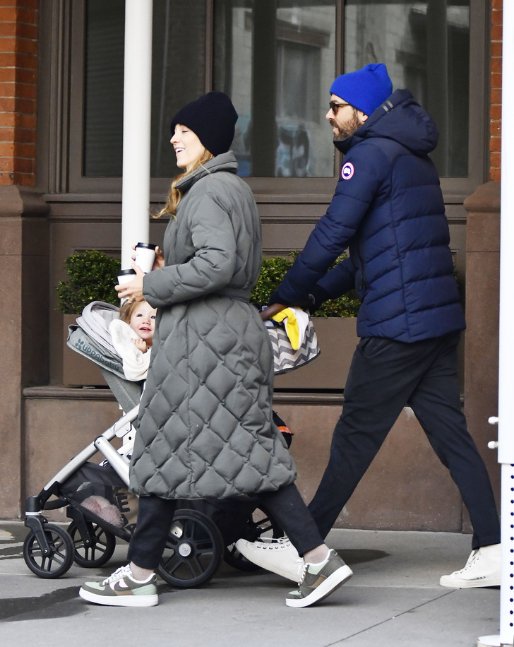 Семейная идиллия: Райан Рейнольдс с Блейк Лайвли в стеганых пальто романтично гуляют по Нью-Йорку