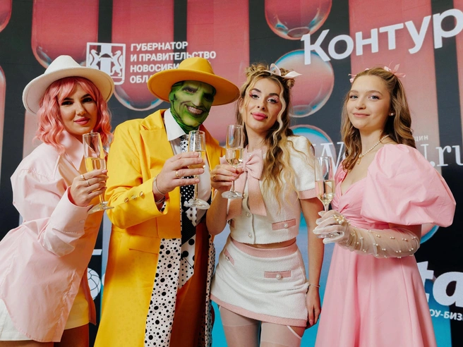 Команда салона красоты «Да, красиво» выбрала яркие наряды | Источник: Иван Пьяных