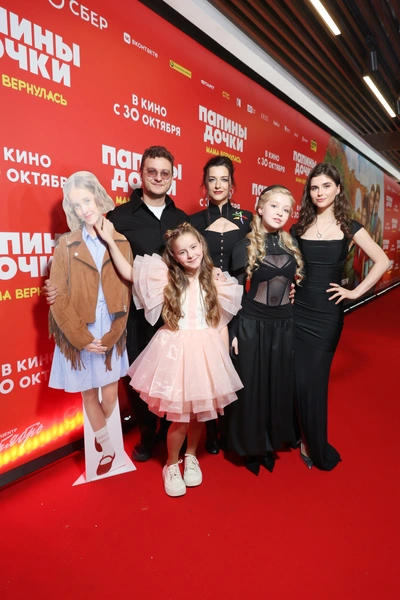 Филипп Бледный и Анастасия Сиваева с экранными дочками 
