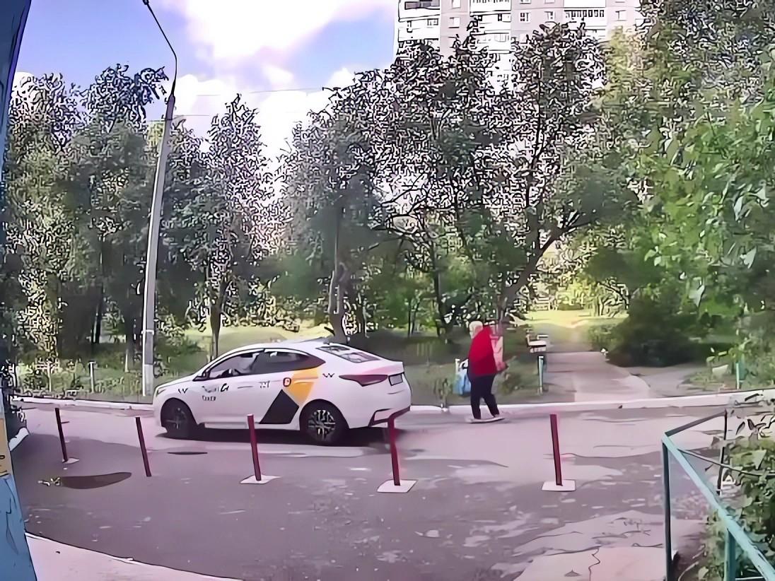 На Урале таксист отказался везти 72-летнюю пассажирку с тростью и уехал, пока она пыталась сесть на переднее сиденье