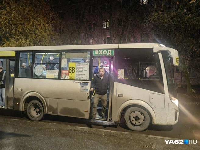 Рязанцы удивлены, что в этот раз маршрутка пришла вовремя | Источник: Кристина Мельникова / YA62.RU