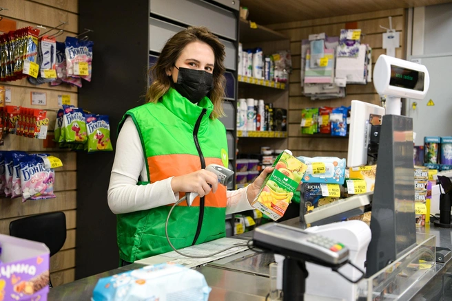 Из-за пандемии Валентина осталась без работы и решила пойти кассиром в магазин у дома | Источник: Максим Воробьев