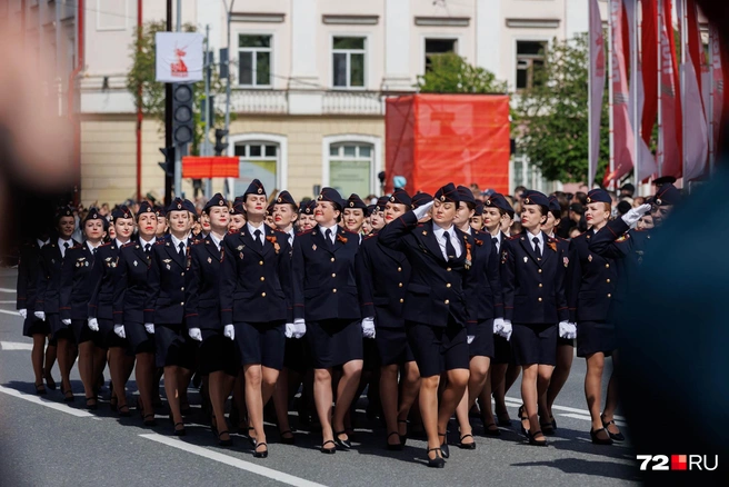Девушки, конечно, привлекли внимание и выделялись на параде  | Источник: Ирина Шарова / 72.RU 
