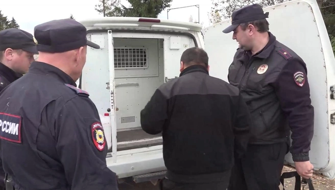 Более 40 иностранцев увезли в полицию после рейда на юге Ленобласти | Источник: ГУ МВД РФ по Санкт-Петербургу и Ленобласти