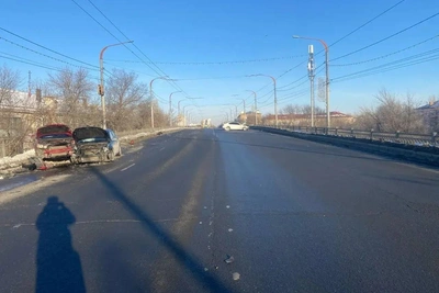 Три иномарки столкнулись на мосту в Оренбурге