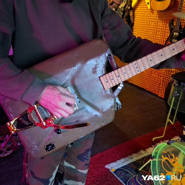 Та самая гитара из канистры | Источник: Мария Борзева / YA62.RU